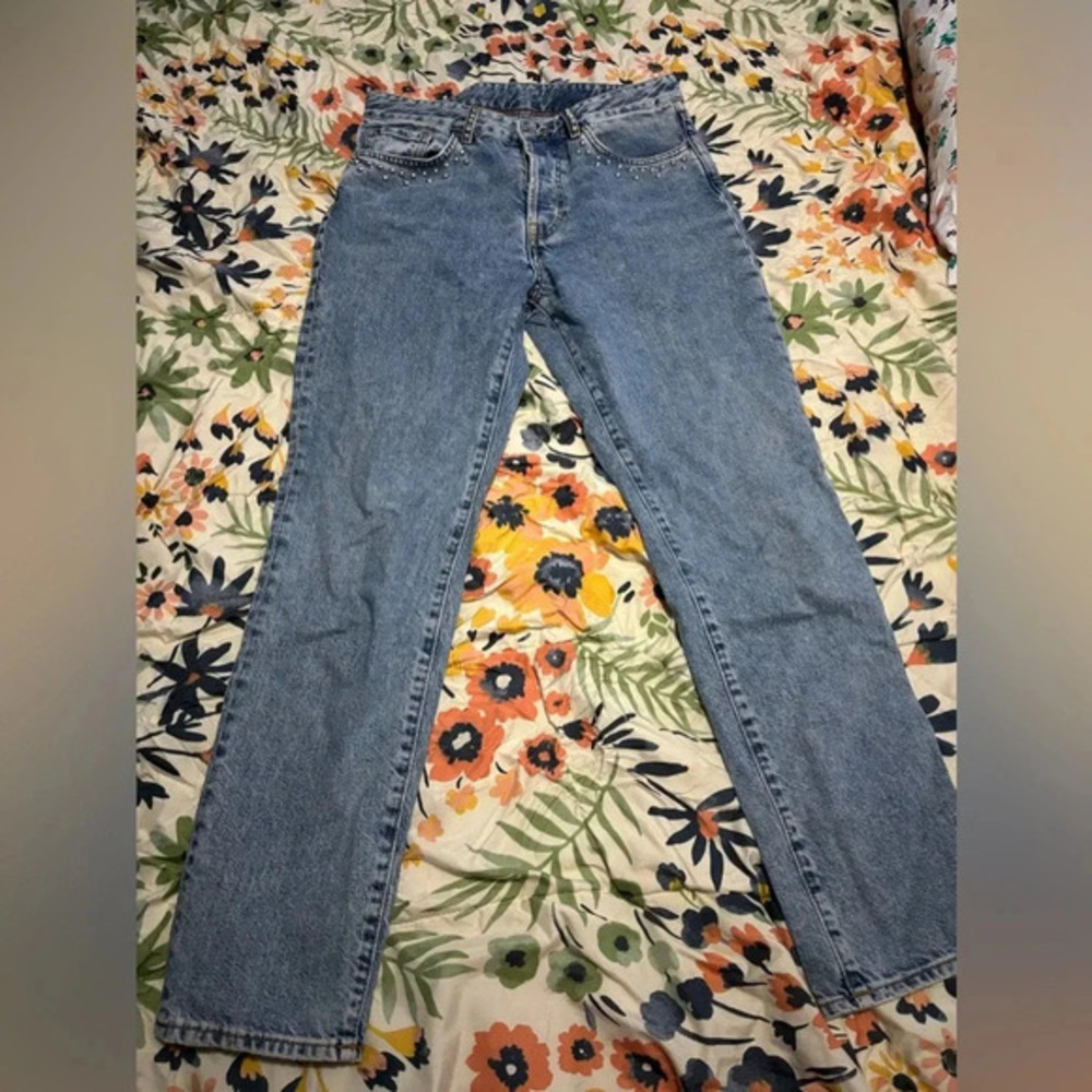 Vintage fit jeans bedazzled on the belt buckles/pockets, straight leg size 29